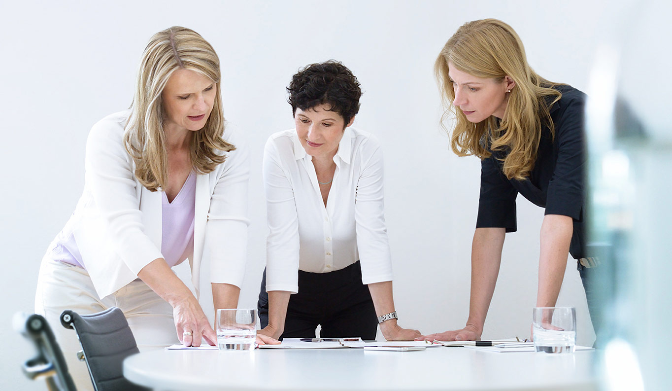 DCZ team meeting at a table with Daniela Schilz, Dr. Carmen Zirngibl and Svea Ockenfeld