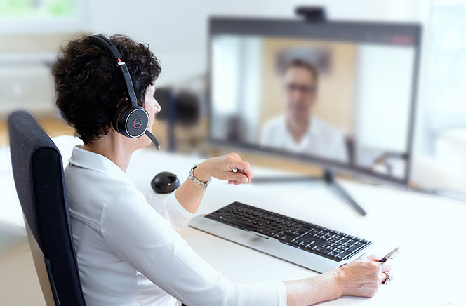 Dr. Carmen Schilz in a video call with a client